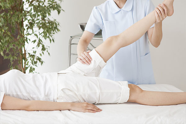 膝の痛みの検査をしている画像
